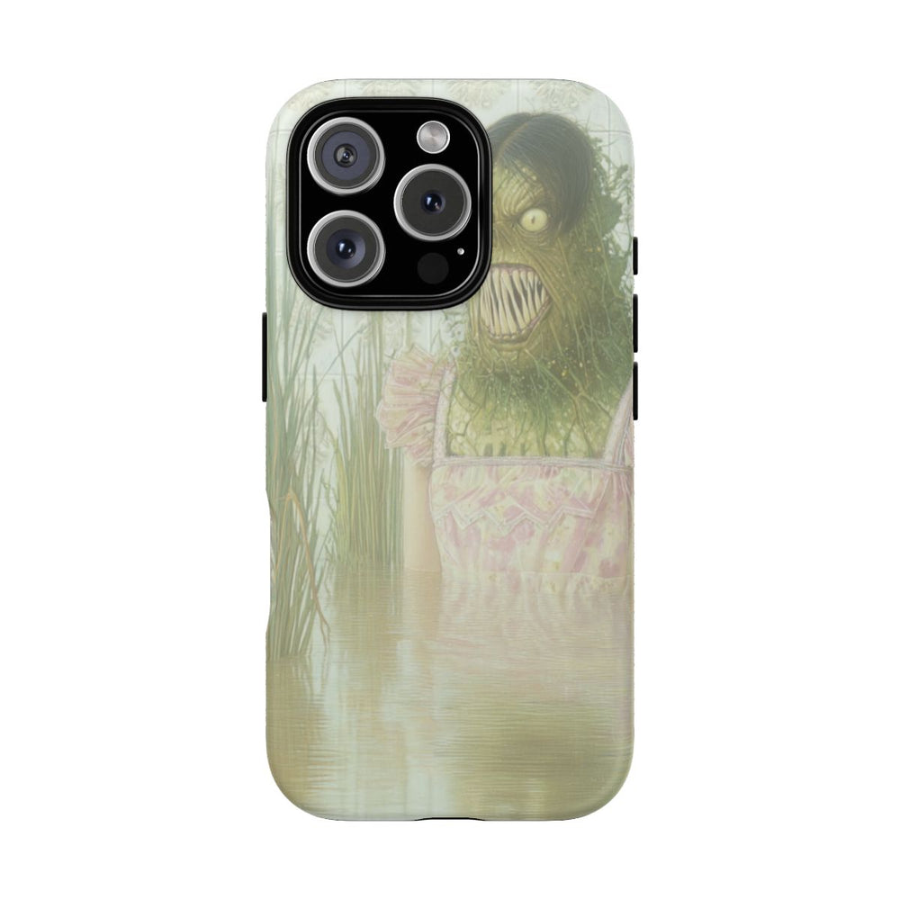 Groen Monster in Roze Jurk tussen Riet