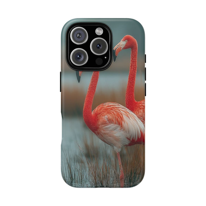 Drie Flamingo’s bij Water en Gras