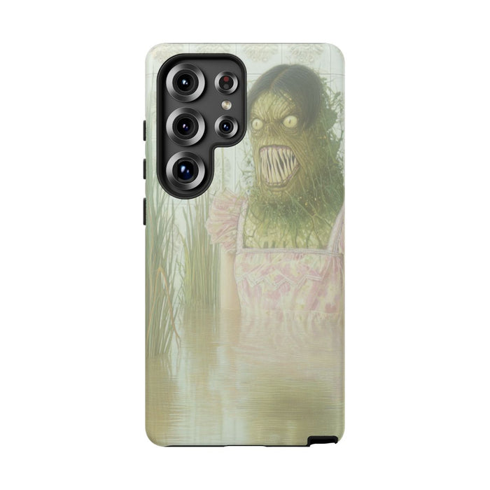 Groen Monster in Roze Jurk tussen Riet